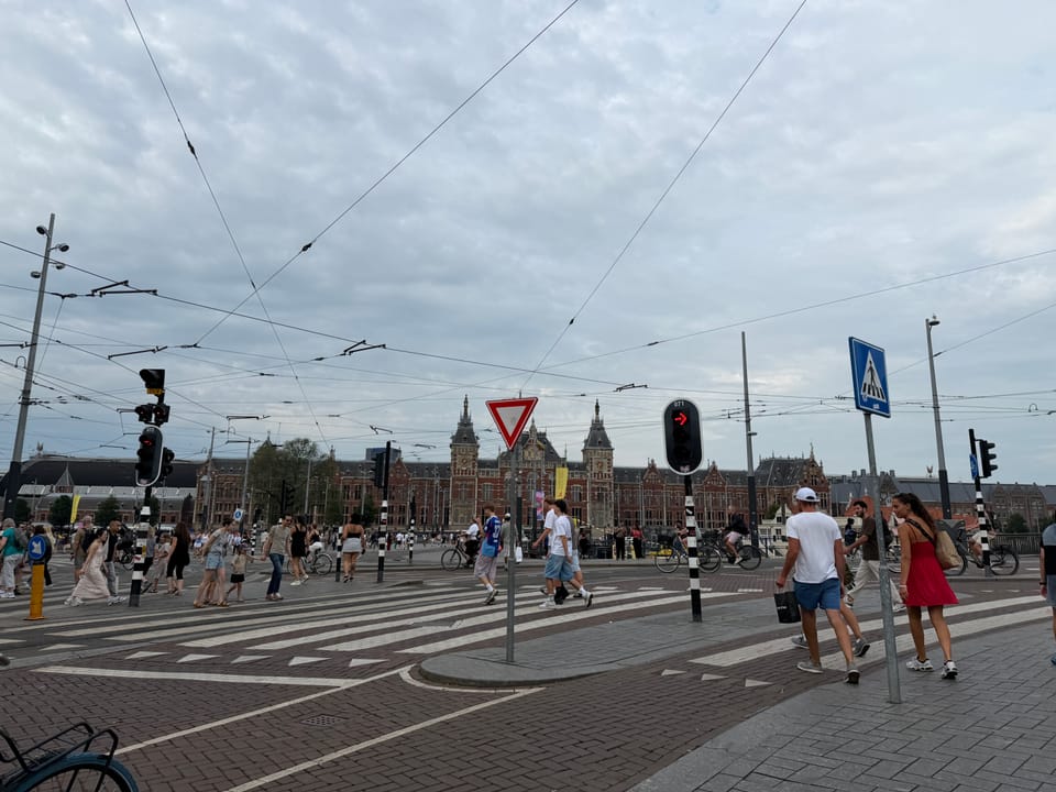 阿姆斯特丹街頭，行人的停、看、聽